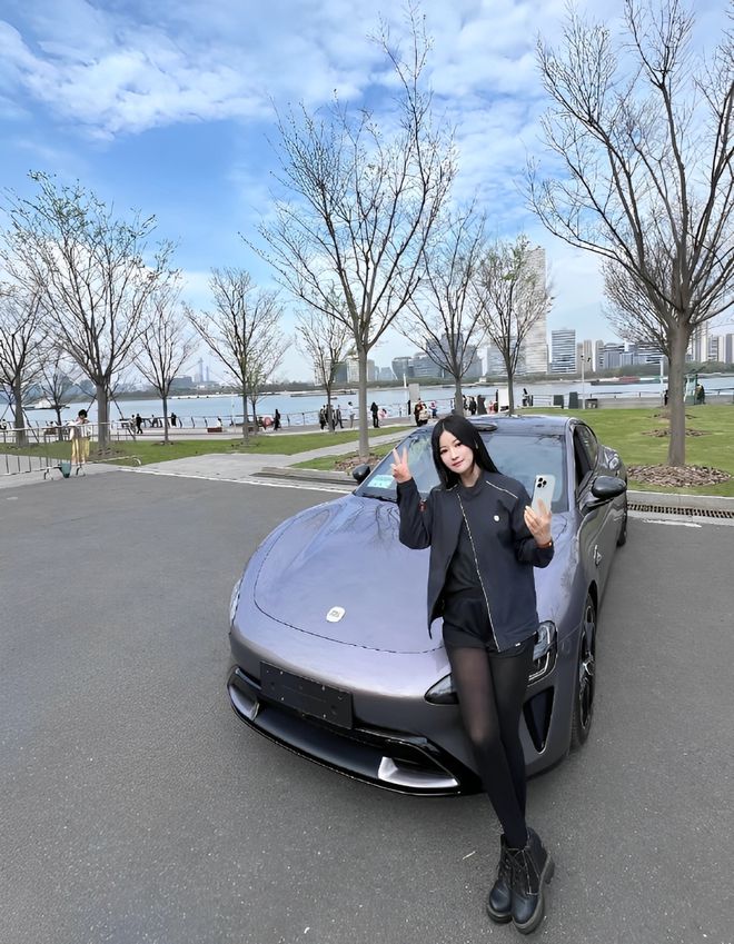 质量都这么高的吗？仙女也就长这样吧不朽情缘网站小米SU7的美女车主(图2)