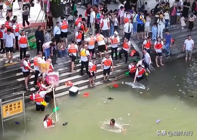 龙舟翻2条翻船原因离谱这下要被嘲笑了不朽情缘网站猎德村的船翻了！3条新(图8)